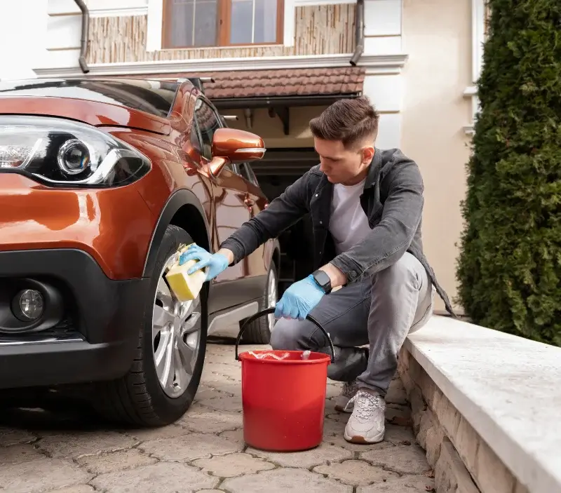 Lavage auto à domicile Nougaroulet : professionnel intervenant sur un véhicule